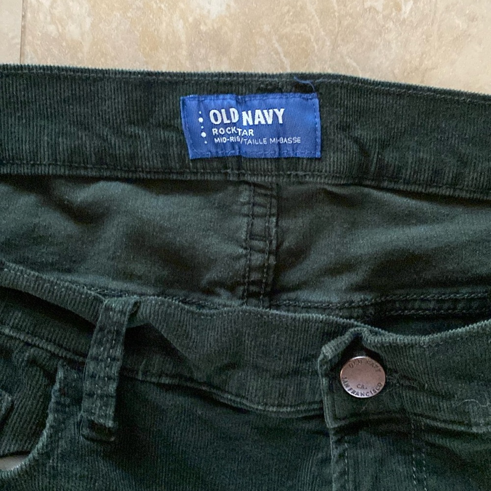 Old Navy Rockstar mid rise in forrest green. RN 54023.